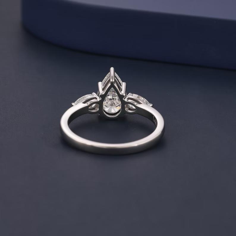 Pear Cut - Diamond Ring - Image 4
